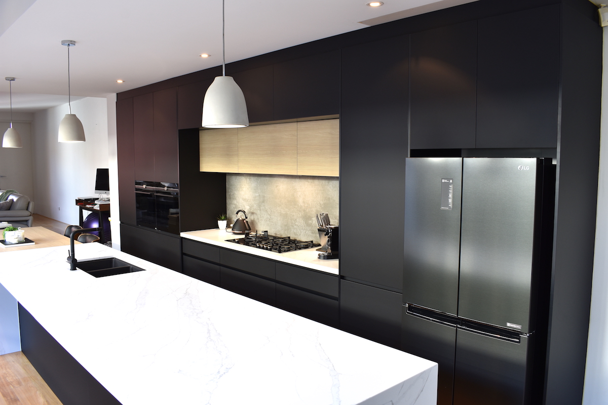 Classy modern kitchen design - contrasts dark and light materials